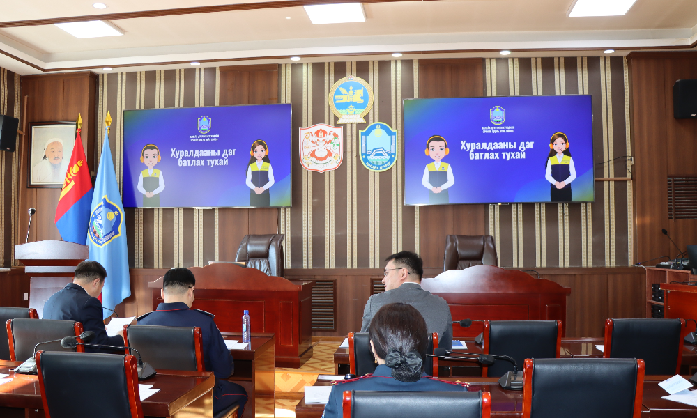 📌Хүүхдийн эрхийн хууль зүйн хороо нь гэмт хэргийн оролцогч болон хорихоос өөр төрлийн ял авсан, сургалт хүмүүжлийн тусгай байгууллагаас суллагдсан хүүхдийн эрх, эрх чөлөөг хангах, эрх ашгийг нь хамгаалахад чиглэсэн арга хэмжээ авах, шаардлагатай үйлчилгээнд хамруулах замаар дахин гэмт хэрэг, зөрчилд өртөхөөс урьдчилан сэргийлэх чиг үүрэгтэй.
📌Хүүхдийн эрхийн хууль зүйн хорооны 2026 оны анхдугаар хуралдааныг Дүүргийн ЗДТГ-ын дарга Г.Бат-Очир даргалж, хорооны гишүүдийн 84.6 хувийн ирцтэйгээр зохион байгуулагдан дараах асуудлуудыг хэлэлцлээ. Үүнд:
•Хүүхдийн эрхийн хууль зүйн хорооны 2025 онд хэрэгжүүлсэн үйл ажиллагааны тайлан, танилцуулга
•Хүүхдийн эрхийг хамгаалах чиглэлээр авч хэрэгжүүлсэн арга хэмжээ, гэмт хэрэг, зөрчлийн шалтгаан, нөхцөл, шийдвэрлэлт
•Хэрэг бүртгэл, мөрдөн байцаалтын шатанд байгаа хэрэгт холбогдсон хүүхэд, хүүхэд оролцсон гэмт хэрэг, зөрчил болон эрсдэлт нөхцөлд байгаа хүүхдийн талаарх мэдээлэл
•Хүүхдийн эрхийн хууль зүйн хороогоор үйлчилгээ авсан хүүхдүүдийн нөхцөл байдал, тулгамдаж буй асуудал
•Хүүхдийн эрхийн хууль зүйн хорооны 2026 онд хэрэгжүүлэх, гэмт хэрэг, зөрчлөөс урьдчилан сэргийлэх, оролцогч хүүхдэд чиглэсэн үйл ажиллагааны төлөвлөгөөг тус тус хэлэлцэж, баталлаа.