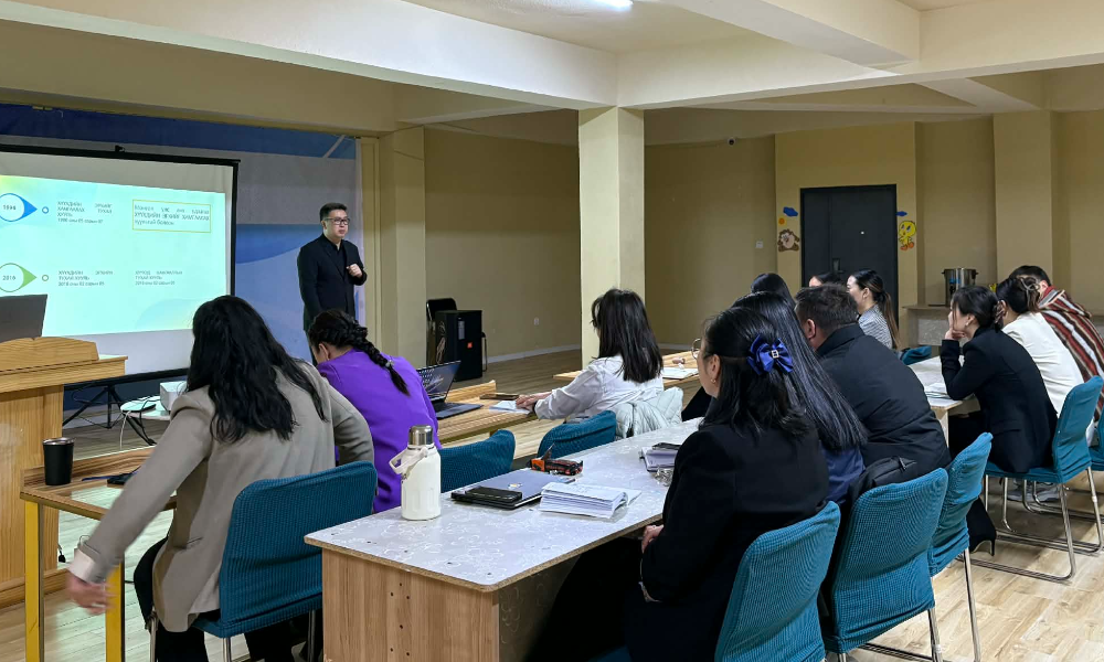 ✅ХҮҮХЭД, ГЭР БҮЛИЙН ХӨГЖИЛ, ХАМГААЛАЛ” ЧАДАВХ БЭХЖҮҮЛЭХ СУРГАЛТ ЗОХИОН БАЙГУУЛАГДЛАА.
🔗Налайх дүүргийн Хүүхэд, гэр бүлийн хөгжил, хамгааллын хэлтсээс 2026 оны 04 дүгээр сарыг 📍“ХҮҮХЭД ХАМГААЛЛЫН САР”📍 болгон зарласантай холбогдуулан “Амьнигун” төрийн бус байгууллагатай хамтран хэлтсийн нийт албан хаагчдыг хамруулсан “Хүүхэд, гэр бүлийн хөгжил, хамгаалал” сэдэвт чадавх бэхжүүлэх сургалтыг зохион байгууллаа.
🔗Хүүхэд, гэр бүлийн хамгааллын үйлчилгээ нь мэргэжлийн өндөр ур чадвар, зөв арга зүйд тулгуурлах шаардлагатай байдаг. Сүүлийн жилүүдэд хүүхэд хамгааллын асуудал, кейсийн төрөл нэмэгдэж байгаа нь нийгмийн ажилтан, мэргэжилтнүүдийн мэдлэг, ур чадварыг тасралтгүй сайжруулах хэрэгцээг улам бүр нэмэгдүүлж байна.
🔗Сургалтын хүрээнд хүүхэд, гэр бүлтэй ажиллаж буй мэргэжилтнүүдийн мэдлэг, ур чадварыг дээшлүүлэх, хүүхдийн эрхийг хангах, хамгааллын үйлчилгээ үзүүлэх чадавхыг бэхжүүлэх, кейс шийдвэрлэх арга зүйг сайжруулахад чиглэсэн онол, практикт суурилсан мэдээлэл, сургалтыг зохион байгууллаа.
🔗Мөн нийгмийн ажилтнуудын мэргэжлийн чадавхыг бэхжүүлэх, хүүхэд хамгааллын үйлчилгээний төрөл, арга зүй, хэрэгжилтийн талаар нэгдсэн ойлголт өгөх, ажлын уялдаа холбоог сайжруулах, кейсийг үнэлэх, төлөвлөх, шийдвэрлэх үе шат, аргачлалд сургах замаар бодит нөхцөлд хэрэгжүүлэх практик ур чадварыг хөгжүүлэхэд онцгойлон анхаарлаа.
🔗Тус сургалтаар дараах сэдвүүдийг хэлэлцэн, кейс хэлэлцүүлэг зохион байгууллаа. Үүнд:
     • Хүүхдийн эрх ба хүүхэд хамгааллын тогтолцоо 
     • Хүүхэд хамгаалал ба хүүхдийн эрхийн зөрчлийг ялгах нь 
     • Кейс менежментэд анхаарах асуудал 
     • Кейс шийдвэрлэх арга зүй, кейс хэлэлцүүлэг 
✅Сургалт нь оролцогчдод онолын мэдлэгээс гадна практикт хэрэгжүүлэх ур чадвар олгосноороо онцлог болж, хүүхэд хамгааллын үйлчилгээний чанар, хүртээмжийг нэмэгдүүлэхэд бодитой хувь нэмэр оруулах ач холбогдолтой боллоо.