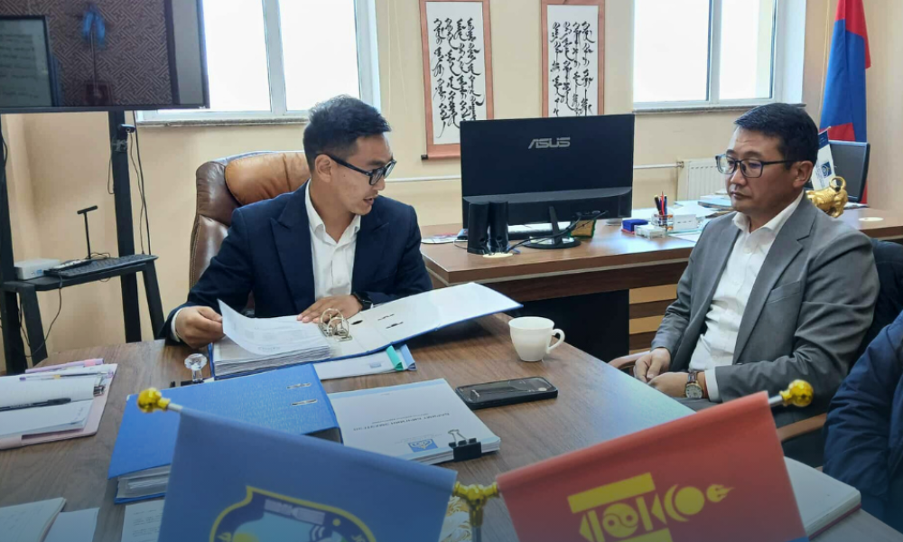 Налайх дүүргийн Иргэдийн Төлөөлөгчдийн Хурлын дарга, Гэмт хэргээс урьдчилан сэргийлэх ажлыг зохицуулах салбар зөвлөлийн дарга Н.Мандуул Хүүхэд, гэр бүлийн хөгжил хамгааллын хэлтсийн албан хаагчидтай уулзаж, хүүхдийн аюулгүй байдал,🚸 урьдчилан сэргийлэх арга хэмжээ болон 📈хөгжлийн үйлчилгээний хэрэгжилт, нөхцөл байдалтай танилцлаа.📌Уулзалтын үеэр ХГБХХХ-ийн дарга Н.Билгүүн:

-Дүүргийн хэмжээнд анх удаа хэрэгжүүлж буй “Өрхийн түвшинд хүүхэд хамгааллын эрсдэлийн судалгаа”-ны хүрээнд 2000 өрхийн эрсдэлийг үнэлсэн ажлын явц, урьдчилсан дүнг,

-Хүүхдийн оролцоо, хөгжилд чиглэсэн “Хүүхдийн хөгжил, оролцоог дэмжих сургалтын төлөвлөгөө”-ний хэрэгжилтийн тайланг тус тус танилцууллаа.

Н.Мандуул дарга хүүхэд хамгааллын бодит хэрэгцээнд тулгуурласан эдгээр ажлыг өндөр ач холбогдолтой хэмээн онцлоод, 🤝2026 онд хүүхдийн хөгжил, хамгааллын чиглэлээр илүү нягт, үр дүнтэй хамтран ажиллахаа илэрхийллээ.